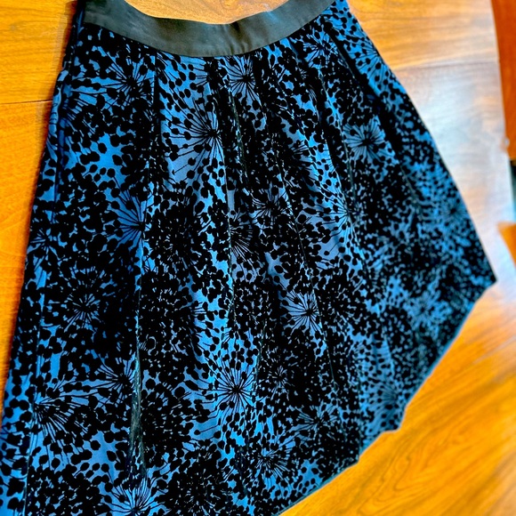 Boden Navy and black floral skirt - Picture 2 of 13